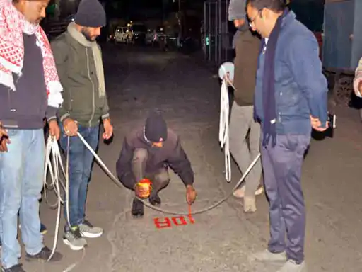 कोयला फाटक से छत्री चौक तक आज मार्किंग:मार्ग चौड़ीकरण प्रक्रिया शुरू, अभी केवल सड़क पर, बाद में होगी आवासों की मार्किंग